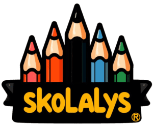 Logotype för Skolalys. Fem färglada pennor i rött, orange, svart, blå, och grön, med Skolalys (R) i gul text på ett baner.